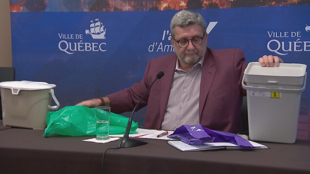 Régis Labeaume présente ici les deux sacs testés pour un projet pilote.