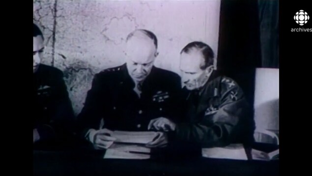 Deux généraux étudient un document.