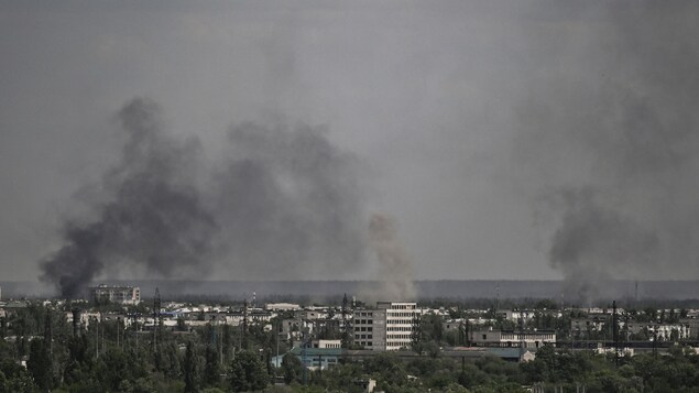 De la fumée s'élève de la ville de Severodonetsk, lors d'un bombardement russe.