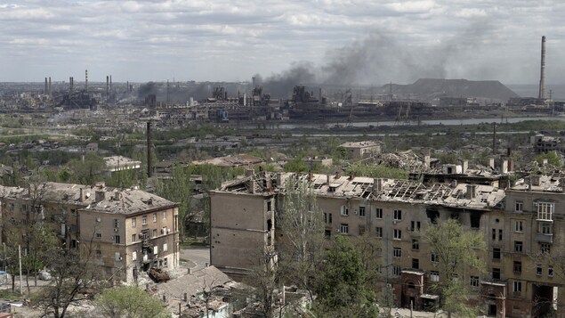Marioupol détruite par les bombardements devant l'aciérie Azovstal. 