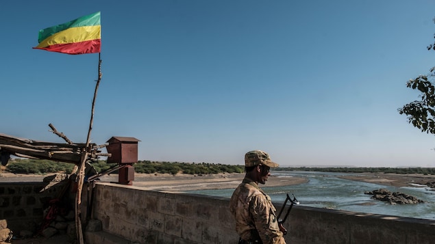 Un soldat armé dans un poste d'observation.