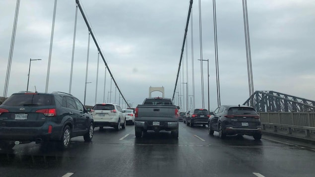 Des voitures sur un pont, arrêté en raison du trafic