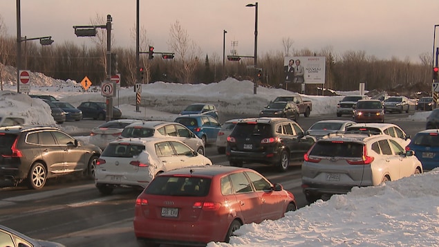 Quelques dizaines de voitures à l'intersection du boulevard Lebourgneuf et Robert-Bourassa