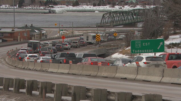 Deux Kilomètres De Congestion Sur Le Pont Dubuc à Chicoutimi Radio Canada Ca