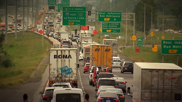 Une route sur laquelle s'entassent des centaines de véhicules, dont de nombreux poids-lourds.