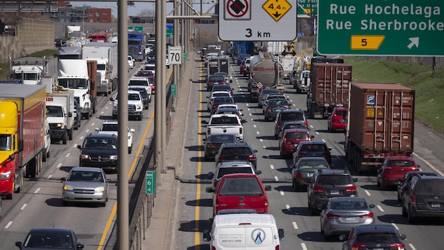 Congestion routière sur le réseau montréalais à proximité de l’échangeur Anjou à  Montréal.