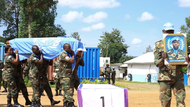 Des Casques bleus de l'ONU Congo portent le cercueil de leur collègue tué lors d'affrontements avec des milices dans le territoire de Beni, province du Nord-Kivu de la République démocratique du Congo, le 17 novembre 2018. Des Casques bleus de l'ONU Congo portent le cercueil de leur collègue tué lors d'affrontements avec des milices dans le territoire de Beni, province du Nord-Kivu de la République démocratique du Congo, le 17 novembre 2018.