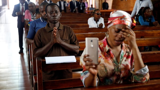 Des fidèles congolais priant dans une église à Kinshasa.