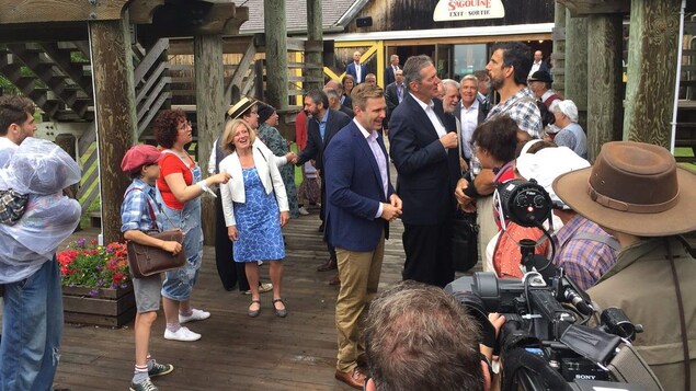 Brian Pallister et Robert Maillet, tous deux de grande taille, conversent au milieu de la foule Brian Pallister et Robert Maillet, tous deux de grande taille, conversent au milieu de la foule