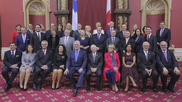 Les membres du Conseil des ministres réunis dans le Salon rouge pour la photo officielle