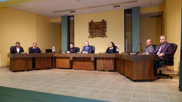 Tous les élus du conseil municipal de Matane assis à leur place à la table du conseil de Ville. Tous les élus du conseil municipal de Matane assis à leur place à la table du conseil de Ville.