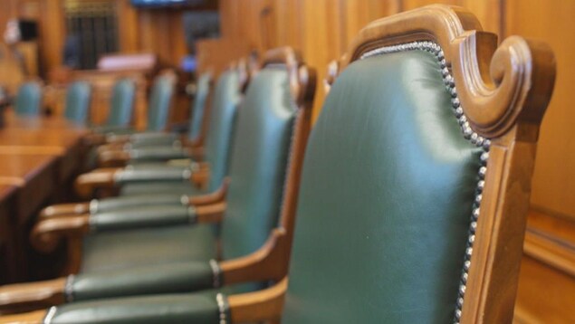 Gros plan sur des chaises vides dans la salle de conseil de l'hôtel de ville de Montréal.