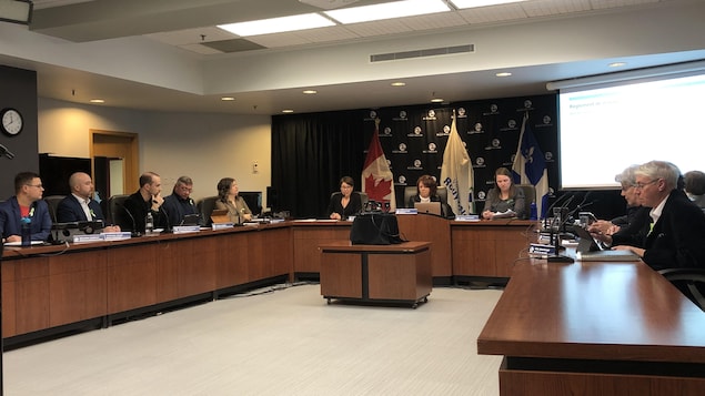 Les conseillers et conseillères assis dans la salle du conseil le 6 février. La mairesse Diane Dallaire se trouve au milieu.