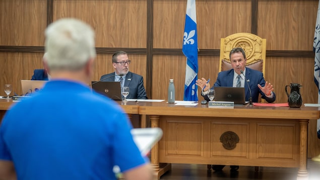 Claims miniers : les citoyens et le maire expriment leur inquiétude à la séance du conseil