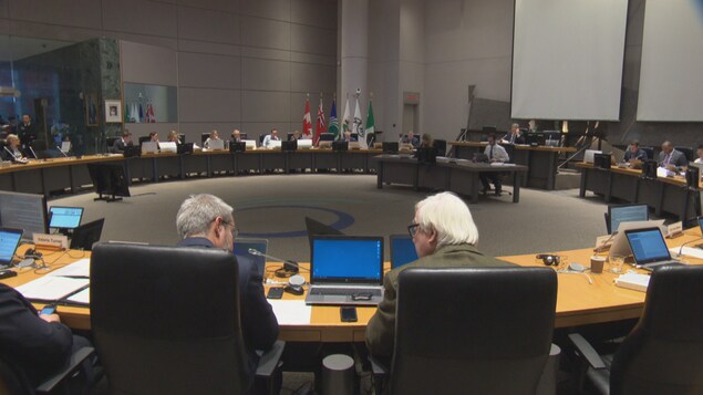 Le conseil municipal d'Ottawa réuni à l'hôtel de ville.