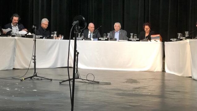 Table de conseil avec le conseiller Potvin au centre.