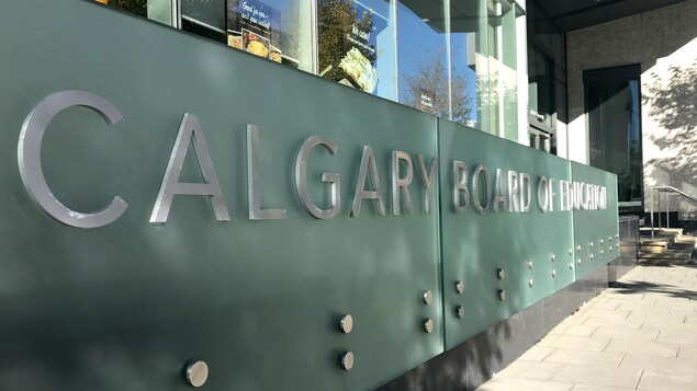 Paneau où il est écrit, en anglais, Conseil scolaire de Calgary.
