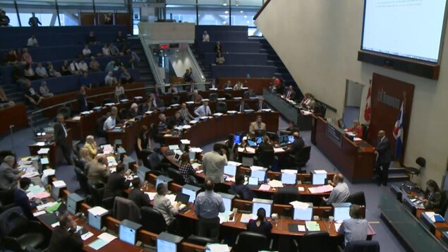 Des gens assis devant des ordinateurs en rond. Des gens assis devant des ordinateurs en rond.