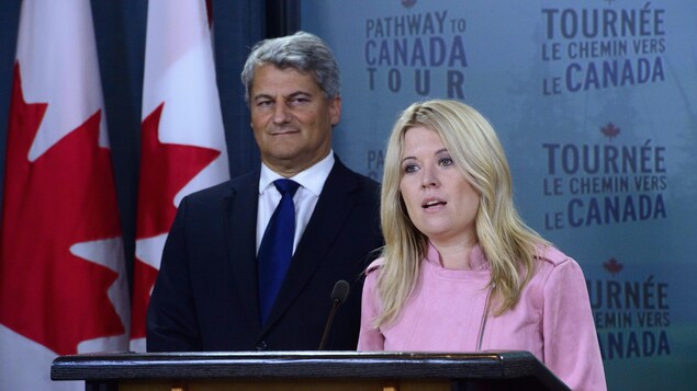 Michelle Rempel et Gérard Deltell en conférence de presse à Ottawa.