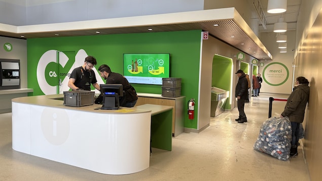 Des clients utilisent les services de Consignaction+.