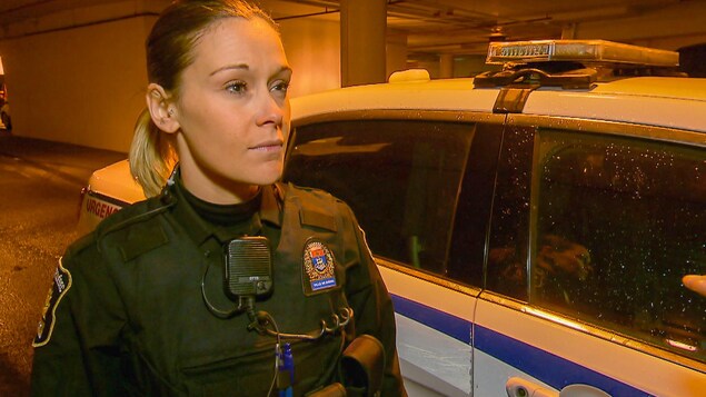La constable Johanie Ouellet du Service de police de la Ville de Québec lors d'une entrevue près d'une voiture de patrouille. La constable Johanie Ouellet du Service de police de la Ville de Québec lors d'une entrevue près d'une voiture de patrouille.
