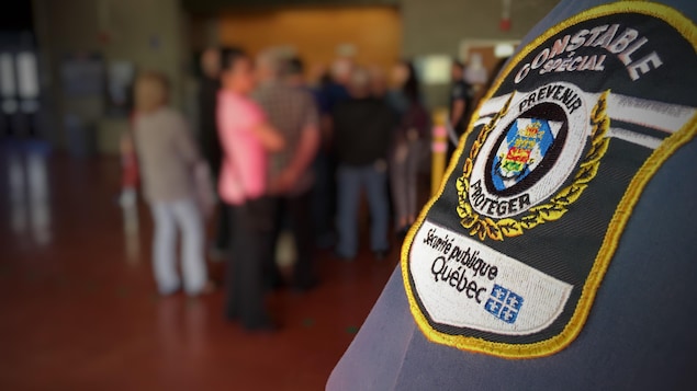 L'écusson de la chemise d'un constable spécial.