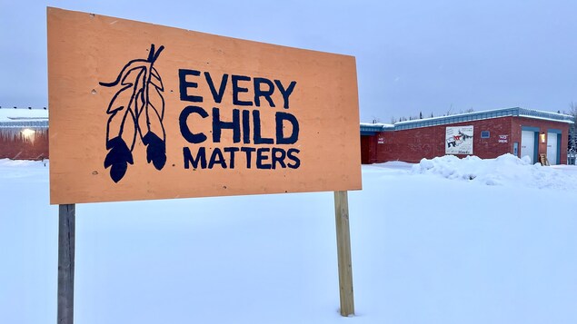 Une pancarte en bois sur laquelle on peut lire Every child matters. 
