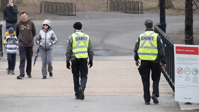 Deux cadets marchent sur un pont et croisent une famille.