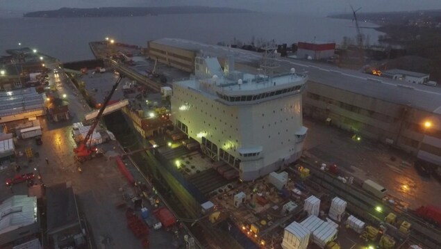On voit en contre-plongée le navire au Chantier maritime Davie, à Lévis, à la pénombre. On voit en contre-plongée le navire au Chantier maritime Davie, à Lévis, à la pénombre.