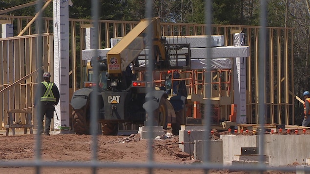 La construction du centre d'accueil devrait se terminer d'ici la fin du mois de septembre. La construction du centre d'accueil devrait se terminer d'ici la fin du mois de septembre.