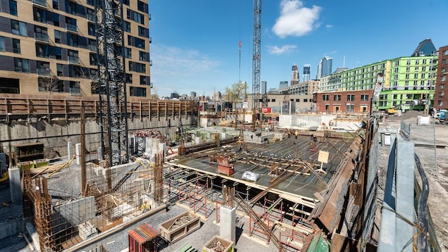 Un vaste chantier de construction.