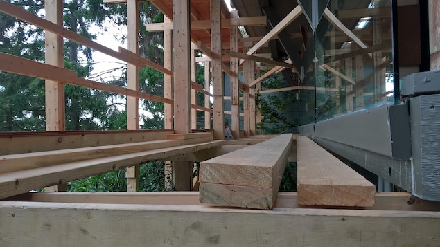 Une armature en bois dans une maison en construction à West Vancouver, en Colombie-Britannique