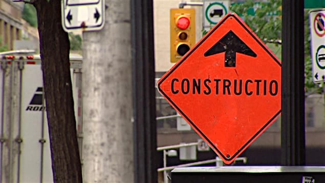 Un panneau indique des travaux de construction.