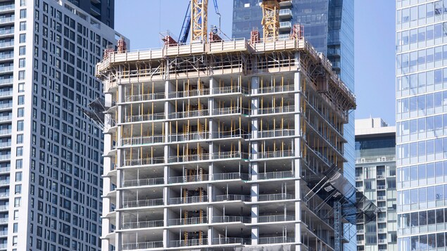 Une tour à appartements dans le centre-ville de Montréal est en train d'être construite.