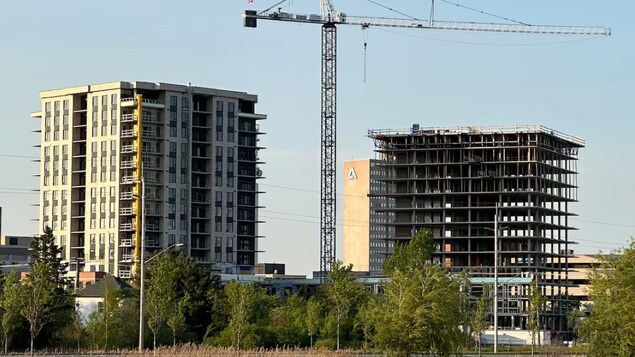 L'un des immeubles semble terminé, l'autre n'est encore qu'une structure en béton.