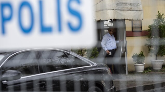 Un homme sort du consulat d'Arabie saoudite à Istanbul. En premier plan, une clôture délimite un périmètre de sécurité policier. Un homme sort du consulat d'Arabie saoudite à Istanbul. En premier plan, une clôture délimite un périmètre de sécurité policier.