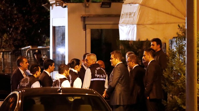 Experts médicolégaux de la police turque et responsables saoudiens sont rassemblés devant le consulat saoudien d'Istanbul. Experts médicolégaux de la police turque et responsables saoudiens sont rassemblés devant le consulat saoudien d'Istanbul.