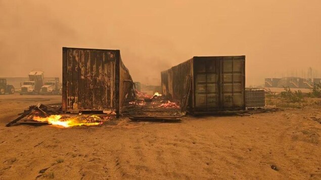Deux conteneurs abîmés par des feux.