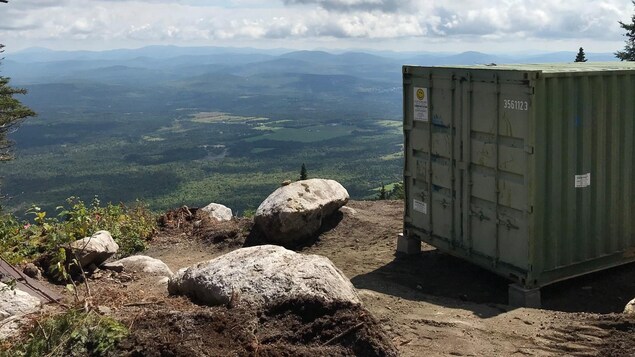 Un conteneur rouillé au sommet du mont Mégantic.