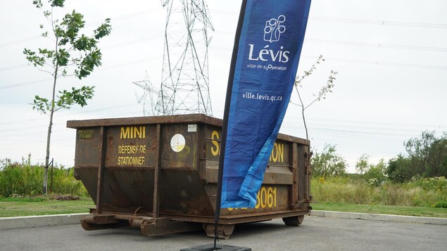 Six grands conteneurs à déchets ont été déplacés dans les stationnements des casernes de pompiers de Lévis.