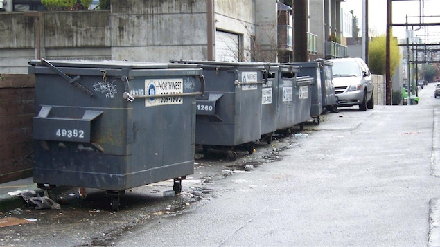 Des conteneurs à déchets dans une ruelle de Vancouver