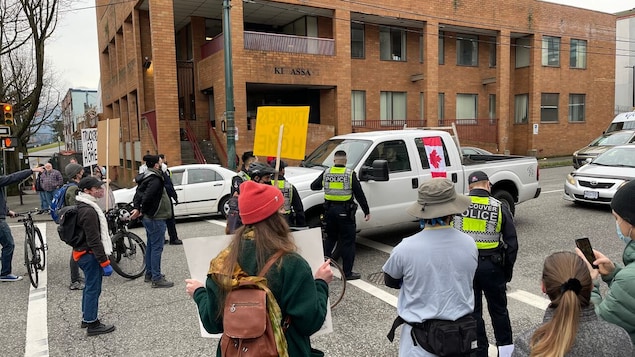 Une contre-manifestation tente de freiner un convoi de manifestants à Vancouver