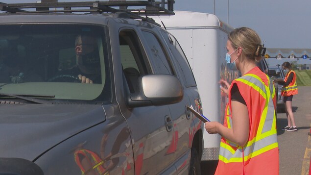 Des automobilistes à un contrôle routier.