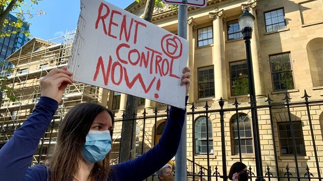 Des manifestants réclament un contrôle permanent des loyers en Nouvelle-Écosse