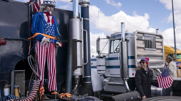 Un convoi de camionneurs antirestrictions sanitaires se dirige vers Washington