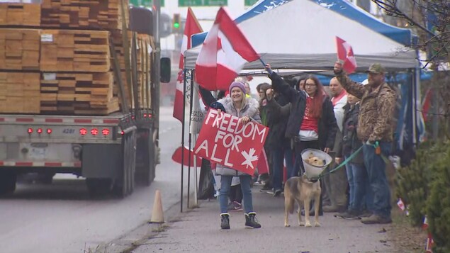 Des partisans des manifestants d’Ottawa sont mobilisés à la frontière de Surrey en C.-B.