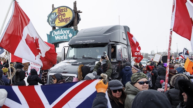 Supporters support a convoy opposing the mandatory vaccination policy at the Vaughn Mills shopping center in Vaughn, Ontario.