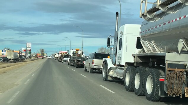 Un convoi de camions à destination d'Ottawa circule sur l'autoroute 2 en Alberta.