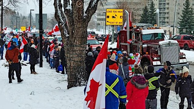 Klaxons et embouteillages à Edmonton pour un quatrième samedi