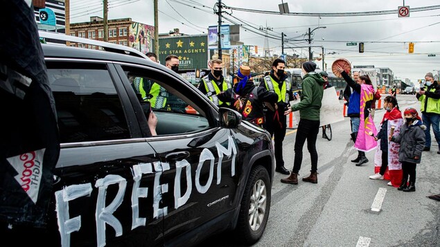 La police de Vancouver se défend d’avoir favorisé un convoi de camionneurs